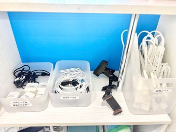 【無料備品】電源アダプタ・USBケーブル(タイプB/C/Lightning)、延長コード、撮影用スタンド - Sunny Place サニープレイス町田 レンタルスタジオ町田　ダンス・ヨガ・ピラティス・レッスン・撮影の設備の写真