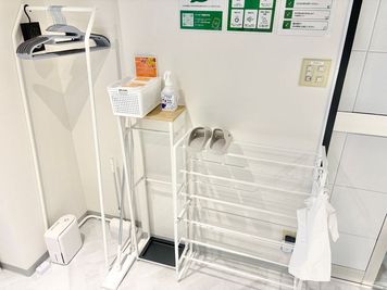 【無料備品】ハンガーラック、傘立て、靴置き - Sunny Place サニープレイス町田 レンタルスタジオ町田　ダンス・ヨガ・ピラティス・レッスン・撮影の設備の写真