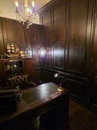 書斎(執務室)。英国製マホガニーの両袖机(革張り天板)と帆船模型の書棚 - Queen's Butler The Studio お台場 お台場のアンティーク洋館スタジオ|Queen's Butlerの室内の写真
