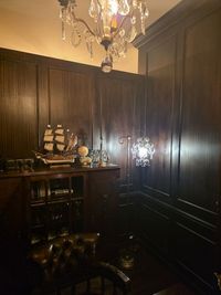 書斎の奥。マホガニーの羽目板の壁とクリスタルのシャンデリア - Queen's Butler The Studio お台場 お台場のアンティーク洋館スタジオ|Queen's Butlerの室内の写真