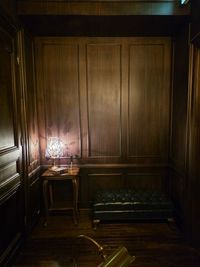 書斎の机の向かいの来客の間。本革のロングスツールと真鍮のランプ - Queen's Butler The Studio お台場 お台場のアンティーク洋館スタジオ|Queen's Butlerの室内の写真