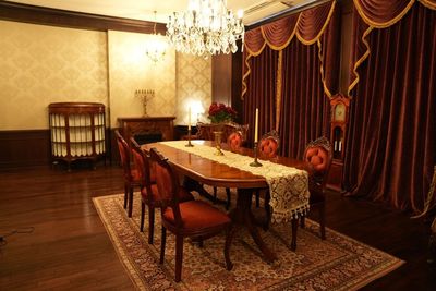 正餐の間を対角から。ペルシャ文様の絨毯とイタリア製の椅子 - Queen's Butler The Studio お台場 お台場のアンティーク洋館スタジオ|Queen's Butlerの室内の写真