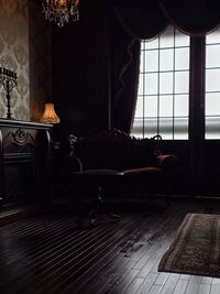 暖炉の間の窓側。格子窓と厚手のカーテン - Queen's Butler The Studio お台場 お台場のアンティーク洋館スタジオ|Queen's Butlerの室内の写真