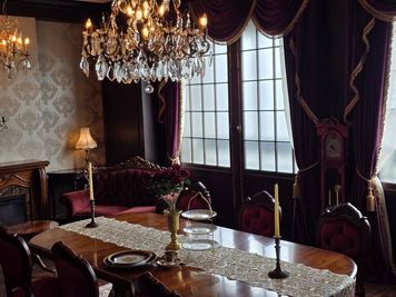 正餐の間の窓辺。振り子式のホールクロックとイタリア製のベルベットの椅子 - Queen's Butler The Studio お台場 お台場のアンティーク洋館スタジオ|Queen's Butlerの室内の写真