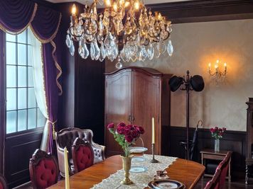 正餐の間の窓側。格子窓と英国アンティークの衣装棚 - Queen's Butler The Studio お台場 お台場のアンティーク洋館スタジオ|Queen's Butlerの室内の写真