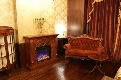 暖炉の間。ウォールナットのマントルピースとロココ調のベルベットソファ - Queen's Butler The Studio お台場 お台場のアンティーク洋館スタジオ|Queen's Butlerの室内の写真