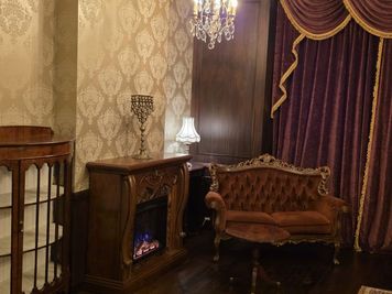暖炉の間。ゴールドダマスクの壁紙と燭台 - Queen's Butler The Studio お台場 お台場のアンティーク洋館スタジオ|Queen's Butlerの室内の写真