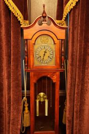 振り子式のホールクロック(高さ155cm) - Queen's Butler The Studio お台場 お台場のアンティーク洋館スタジオ|Queen's Butlerの室内の写真