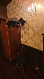 ワードローブの帽子掛けとシルクハット - Queen's Butler The Studio お台場 お台場のアンティーク洋館スタジオ|Queen's Butlerの室内の写真