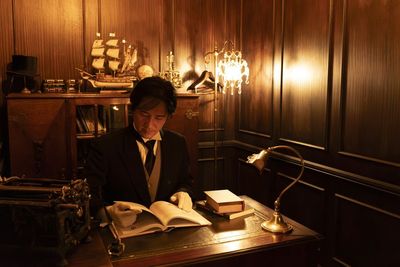 書斎で執務する執事。館には執事(スタジオの管理人)が必ず常駐します - Queen's Butler The Studio お台場 お台場のアンティーク洋館スタジオ|Queen's Butlerの室内の写真
