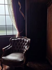 ワードローブの窓辺。チェスターフィールド様式のチェア - Queen's Butler The Studio お台場 お台場のアンティーク洋館スタジオ|Queen's Butlerの室内の写真