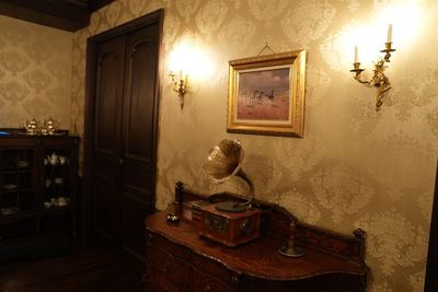 回廊の蓄音機と燭台型の壁灯 - Queen's Butler The Studio お台場 お台場のアンティーク洋館スタジオ|Queen's Butlerの室内の写真