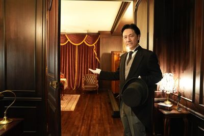 観音扉を開いてお迎えする執事 - Queen's Butler The Studio お台場 お台場のアンティーク洋館スタジオ|Queen's Butlerの室内の写真