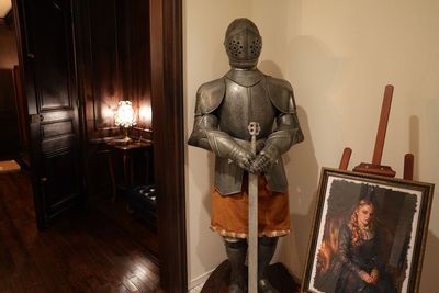 エントランスに立つイタリア製の西洋騎士甲冑(高さ185cm) - Queen's Butler The Studio お台場 お台場のアンティーク洋館スタジオ|Queen's Butlerの室内の写真