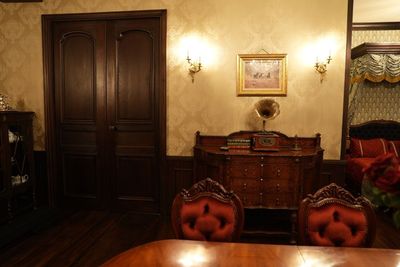 回廊。蓄音機を置いたアンティークのサイドボードと観音扉 - Queen's Butler The Studio お台場 お台場のアンティーク洋館スタジオ|Queen's Butlerの室内の写真