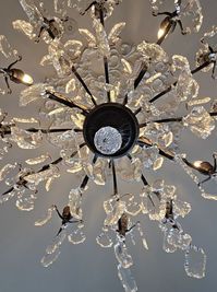 マリアテレサ様式のシャンデリア。灯りは調光できます - Queen's Butler The Studio お台場 お台場のアンティーク洋館スタジオ|Queen's Butlerの室内の写真