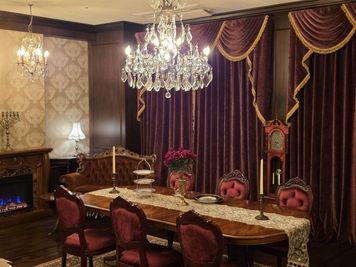 正餐の間。ワインレッドのカーテンとゴールドのフリンジ、奥に暖炉 - Queen's Butler The Studio お台場 お台場のアンティーク洋館スタジオ|Queen's Butlerの室内の写真