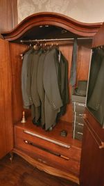 ワードローブ。執事の燕尾服とモーニングコートを収めた衣装棚 - Queen's Butler The Studio お台場 お台場のアンティーク洋館スタジオ|Queen's Butlerの室内の写真