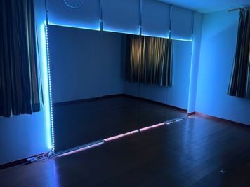 LEDバックライト点灯した雰囲気（リモコンで全20色自由に変更可♪） - 完全防音室のダンス・音楽スタジオ『562』（ごろにゃん） 【個室ワークスペース】（★駐車場無料（1台）/準防音室）の室内の写真