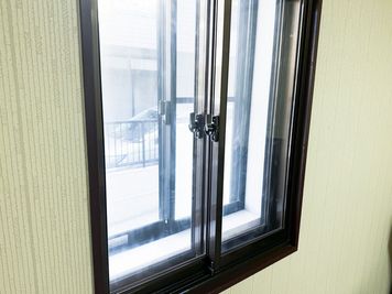 防音窓、防音扉、河合音響の完全防音室室だから、静かな環境でおもいっきり大音量で練習できます♪ - 完全防音室のダンス・音楽スタジオ『562』（ごろにゃん） 【無人受付・個室カラオケルーム】（完全防音室）の室内の写真