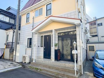 スタジオは左側の入口から暗号解除でご入室ください！ - 完全防音室のダンス・音楽スタジオ『562』（ごろにゃん） 【無人受付・個室カラオケルーム】（完全防音室）の外観の写真