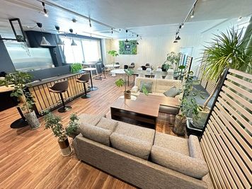 広島・天神川駅のコワーキングスペース。カフェのように寛げる空間と集中ブースを完備。会議や商談、オンライン会議、勉強にも。 - いいオフィス天神川 by UpStairs