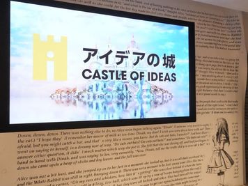 110インチ大型LEDモニターディスプレイで、資料や演出映像の投影もくっきり表示可能 - 【アイデアの城】内装費1億円の非日常空間 秋葉原 【アリスのホワイトルーム】集客力・満足度アップ！話題性抜群の会場の室内の写真