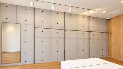 西側コンクリート打ちっぱなし
壁埋め込み式可動ラック
119cm×3、上下合わせると６本
必要な本数だけ使用できます
テープによる掲示不可
ご相談ください - レンタルスペースCLASSICO 【名古屋駅西口から徒歩6分】POPUPにおすすめ｜1階路面店の室内の写真