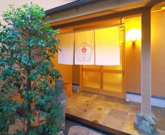 PREMIUM VILLA 連 湯河原町の一棟貸し別荘の入口の写真