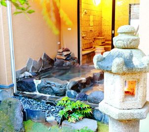 庭園が眺められる露天風呂 - PREMIUM VILLA 連 湯河原町の一棟貸し別荘の室内の写真