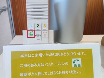エントランス　カウンター上のインターホン - RÊVE ～Rental Space ＆Kitchen～ RÊVE ～ Rental Space ＆ Kitchen ～の入口の写真