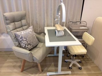 昇降テーブルあり!ワゴンやネイルマシーン、集塵機、LED&UVライトも◎ - share salon enn.