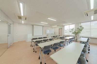 50名程度まで収容可能な会議室としてもご利用いただけます。 - レンタルスペース HARE-SPE レンタルスペースの室内の写真