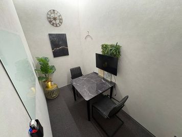 少人数ミーティングに最適！天井が高く開放的な空間にはモニター＆ソフトドリンク割引あり。会議、勉強会や面接に。1日利用可。 - THELOBBY六番町