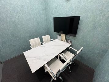 少人数ミーティングに最適！天井が高く開放的な空間には大型モニター＆ソフトドリンク割引あり。会議、勉強会や面接に。1日利用可。 - THELOBBY六番町
