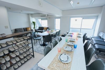 向かい合って座れるテーブル席。食事を囲む交流会はもちろん、グループワークやワークショップにもおすすめです。 - 名古屋 Noaw名古屋の室内の写真
