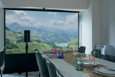 120インチの大型スクリーンを設置。映画鑑賞やスポーツ観戦、会議資料の投影など、大画面を囲む時間を楽しめます。 - 名古屋 Noaw名古屋の設備の写真