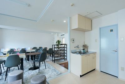 室内から見たキッチン・設備コーナー。飲食を伴う集まりや、長時間の打ち合わせにも便利な設備をそろえています。 - 名古屋 Noaw名古屋の室内の写真