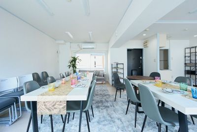 白を基調にした室内とゆったり座れるソファ。会議の合間の相談や、参加者同士の交流にも使いやすい空間です。 - 名古屋 Noaw名古屋の室内の写真