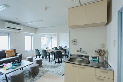 ミニキッチンを備えた室内。パーティーの飲み物や食事の準備を、会話を楽しむスペースのすぐそばで行えます。 - 名古屋 Noaw名古屋の室内の写真