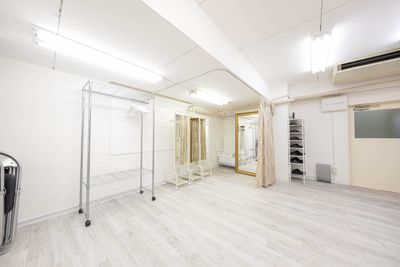 着替えスペースも広々♪透けないカーテンと大きな姿見があるので、お着替えも安心です。 - Studio AS 写真・動画撮影スタジオ【studio As】五反田の室内の写真