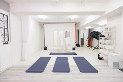 ヨガマットも10枚あるので、ヨガ、ストレッチ、筋トレなどのトレーニングでもご利用される方も多いです。 - Studio AS 写真・動画撮影スタジオ【studio As】五反田の室内の写真