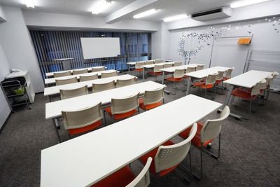 一方向が全面窓になっており、窓開け換気が可能です - 　トレジャーリンク　貸し会議室 トレジャーリンク会議室の室内の写真