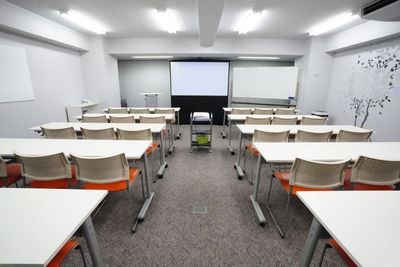 スクリーンとプロジェクターを設置した状態 - 　トレジャーリンク　貸し会議室 トレジャーリンク会議室の設備の写真