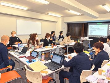 2列コの字での利用例（19名） - 　トレジャーリンク　貸し会議室 トレジャーリンク会議室の室内の写真