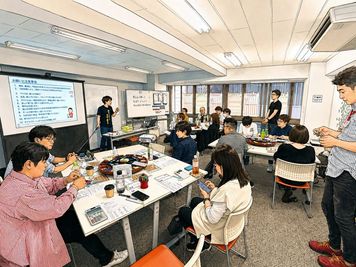 ゲーム研修での利用例 - 　トレジャーリンク　貸し会議室 トレジャーリンク会議室の室内の写真