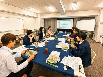 昼食会での利用例 - 　トレジャーリンク　貸し会議室 トレジャーリンク会議室の室内の写真