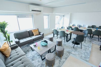 窓のある明るい室内に、ソファとテーブル席をご用意。集まる人数や過ごし方に合わせて使える貸切スペースです。 - 名古屋 Noaw名古屋の室内の写真