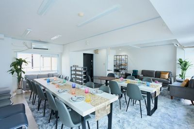 室内全体を見渡せるワンルーム。会議・勉強会と懇親会を同じ会場で開催したいときにも便利です。 - 名古屋 Noaw名古屋の室内の写真