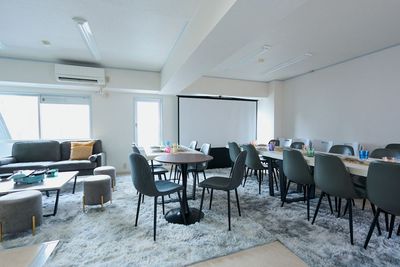 ソファ席とテーブル席を組み合わせたレイアウト。食事や会話、ゲームなど、同じ空間で思い思いに過ごせます。 - 名古屋 Noaw名古屋の室内の写真